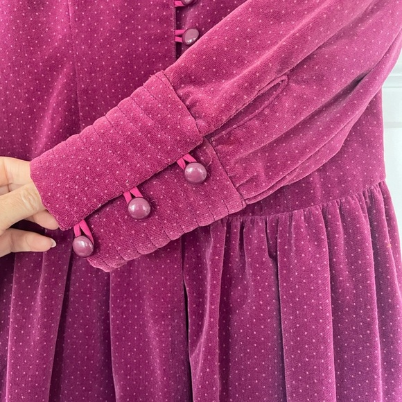 Vintage 80s Kathryn Conover Plum with tiny dots, Velvet button up dress, size 6 - Picture 5 of 7